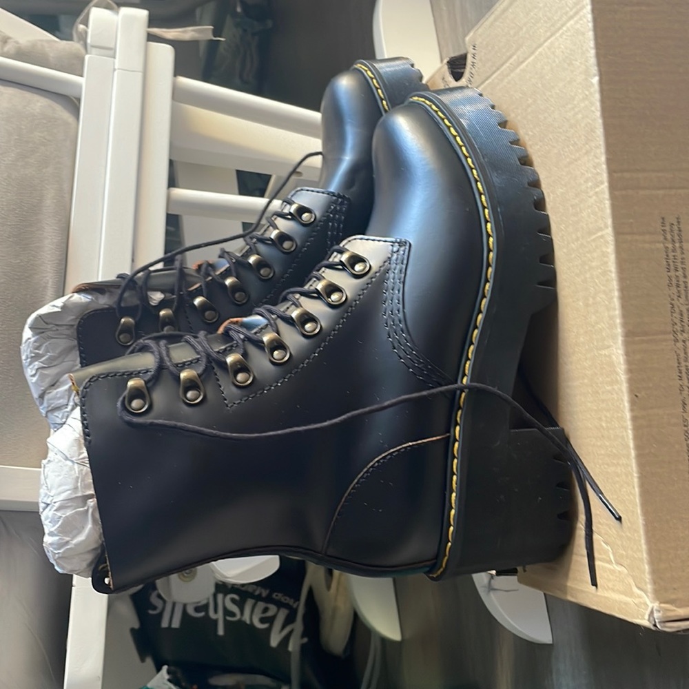 Dr. Martens Leona boots